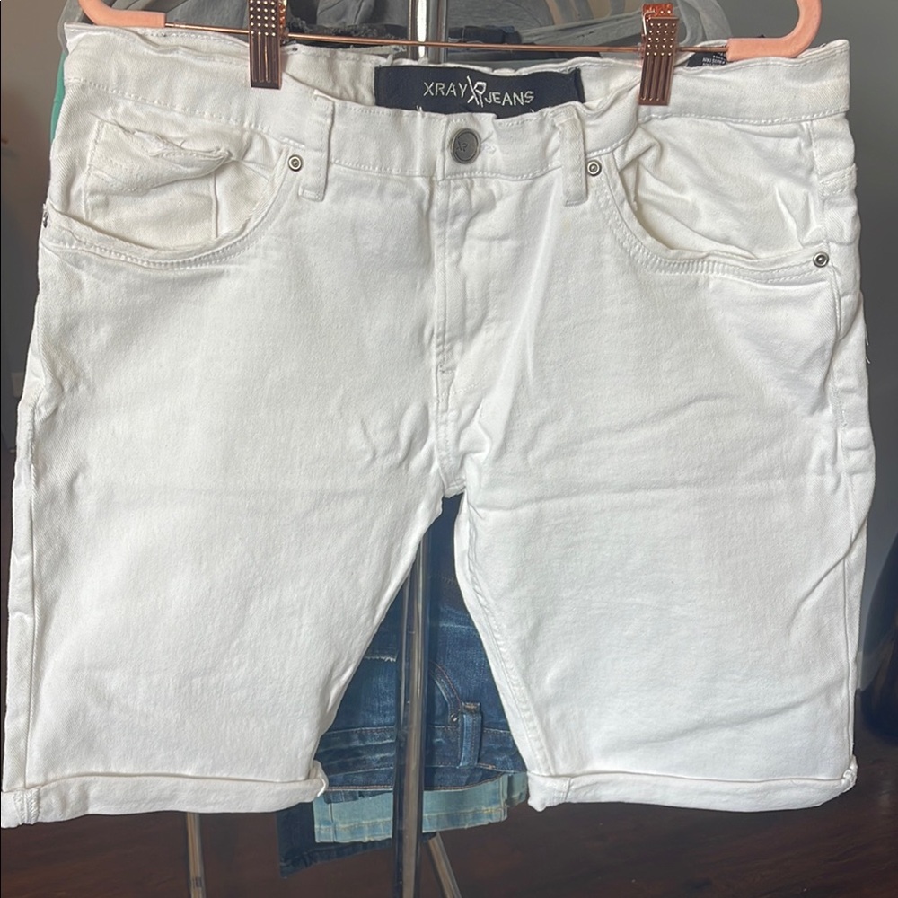White Jean Shorts with Raw Hem and Relaxed Fit